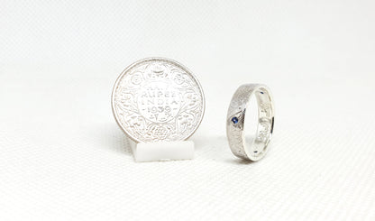 Bague pièce de monnaie Demi Rupee d'Inde en argent style alliance serti de trois saphirs avec gravure (coin ring)