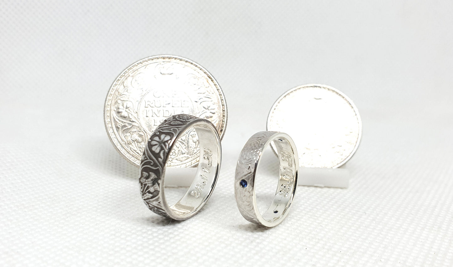 Ensemble bague pièce de monnaie 1 Rupee et un demi Rupee en argent style alliance avec gravure serti de trois saphirs (coin ring)