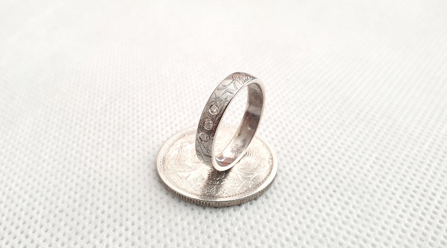 Bague pièce de monnaie 50 sen du japon en argent style alliance serti de trois diamants (coin ring)