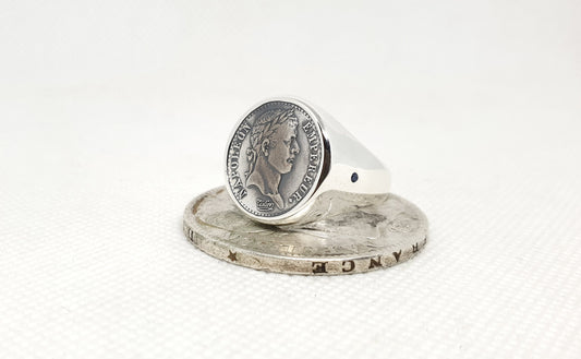 Chevalière massive pièce de monnaie demi franc Napoléon Empereur en argent serti de deux saphirs (coin ring)