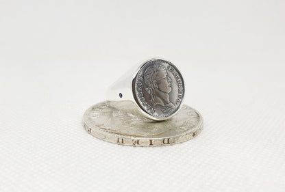 Chevalière massive pièce de monnaie demi franc Napoléon Empereur en argent serti de deux saphirs (coin ring)