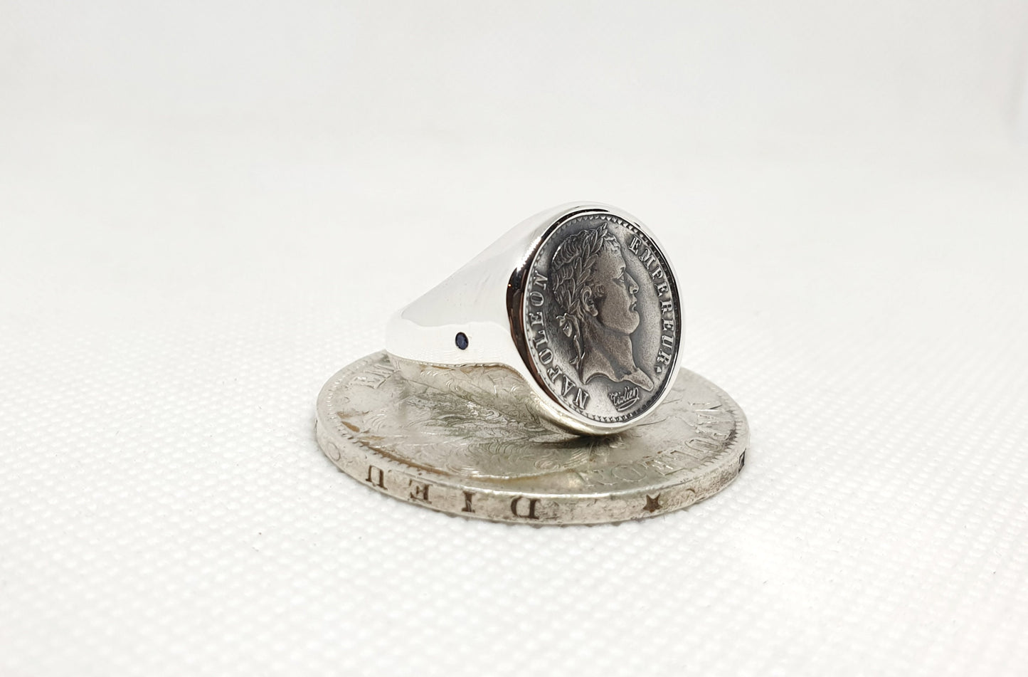 Chevalière massive pièce de monnaie demi franc Napoléon Empereur en argent serti de deux saphirs (coin ring)