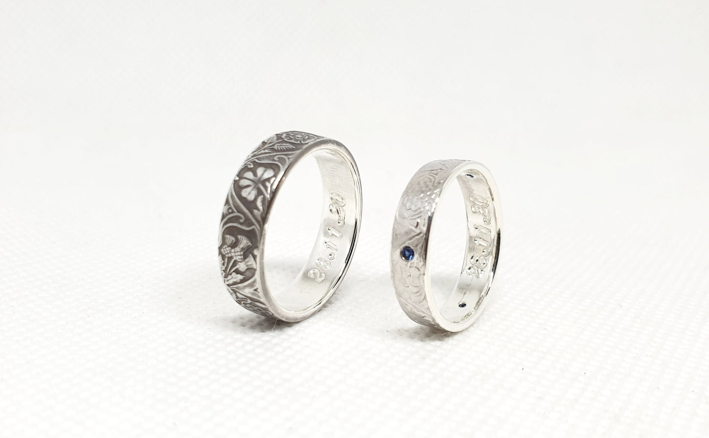 Ensemble bague pièce de monnaie 1 Rupee et un demi Rupee en argent style alliance avec gravure serti de trois saphirs (coin ring)