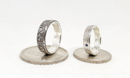 Ensemble bague pièce de monnaie 1 Rupee et un demi Rupee en argent style alliance avec gravure serti de trois saphirs (coin ring)