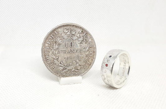 Bague pièce de monnaie 10 Francs Hercule en argent style alliance serti d'un saphir, d'un diamant et d'un rubis avec gravure (coin ring)