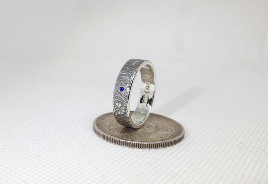 Bague pièce de monnaie 1 Rupee d'Inde en argent style alliance serti de trois saphirs avec gravure (coin ring)