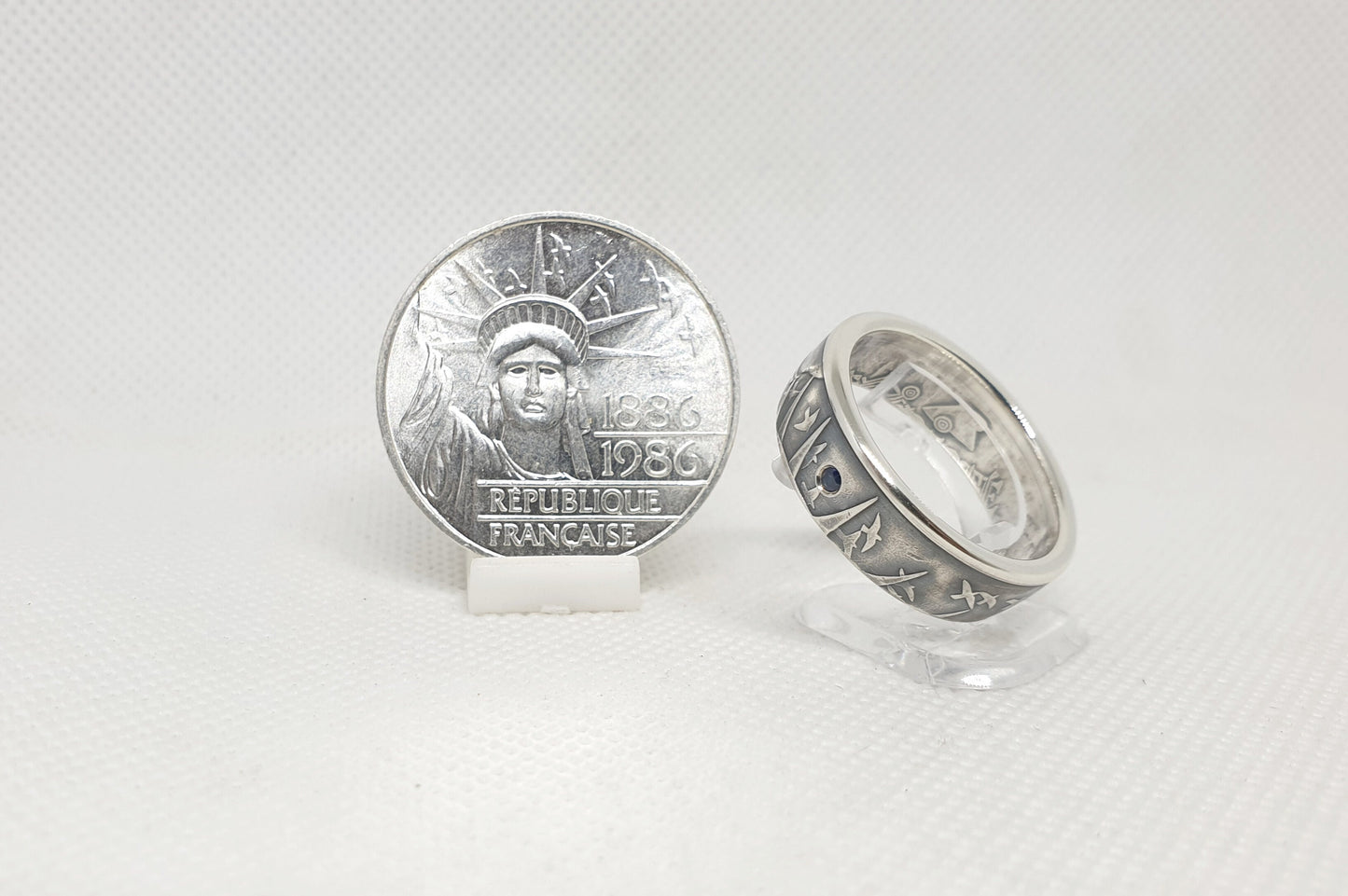 Bague pièce de monnaie 100 Francs "Statue de la liberté" en argent serti d'un saphir (coin ring)