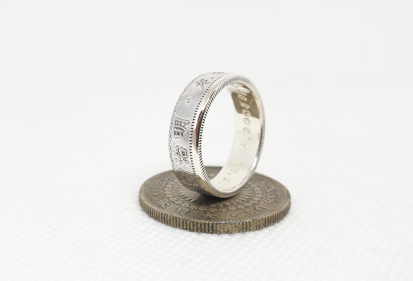 Bague pièce de monnaie 50 sen du japon en argent style alliance avec gravure (coin ring)