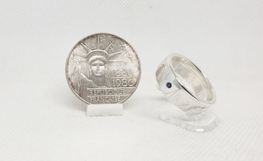 Bague pièce de monnaie 100 Francs "Statue de la liberté" en argent serti d'un saphir (coin ring)