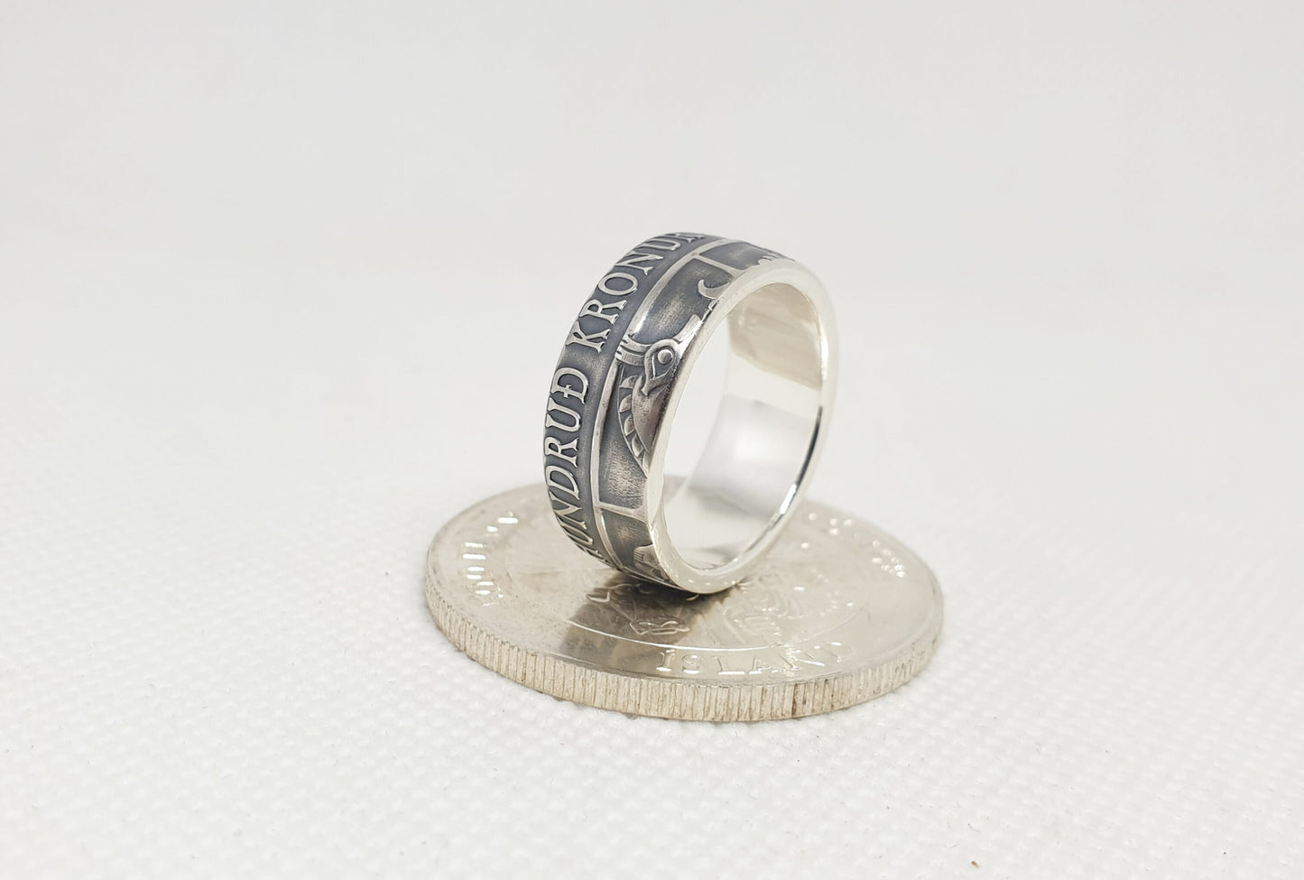 Bague pièce de monnaie 500 Kronur d'Islande en argent style alliance serti d'une améthyste avec gravure (coin ring)