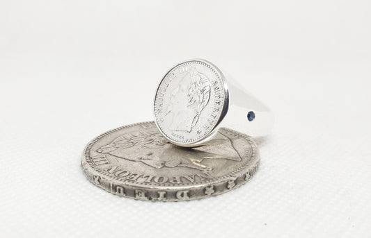 Chevalière massive pièce de monnaie 50 centimes Napoléon III en argent serti de deux saphirs (coin ring)