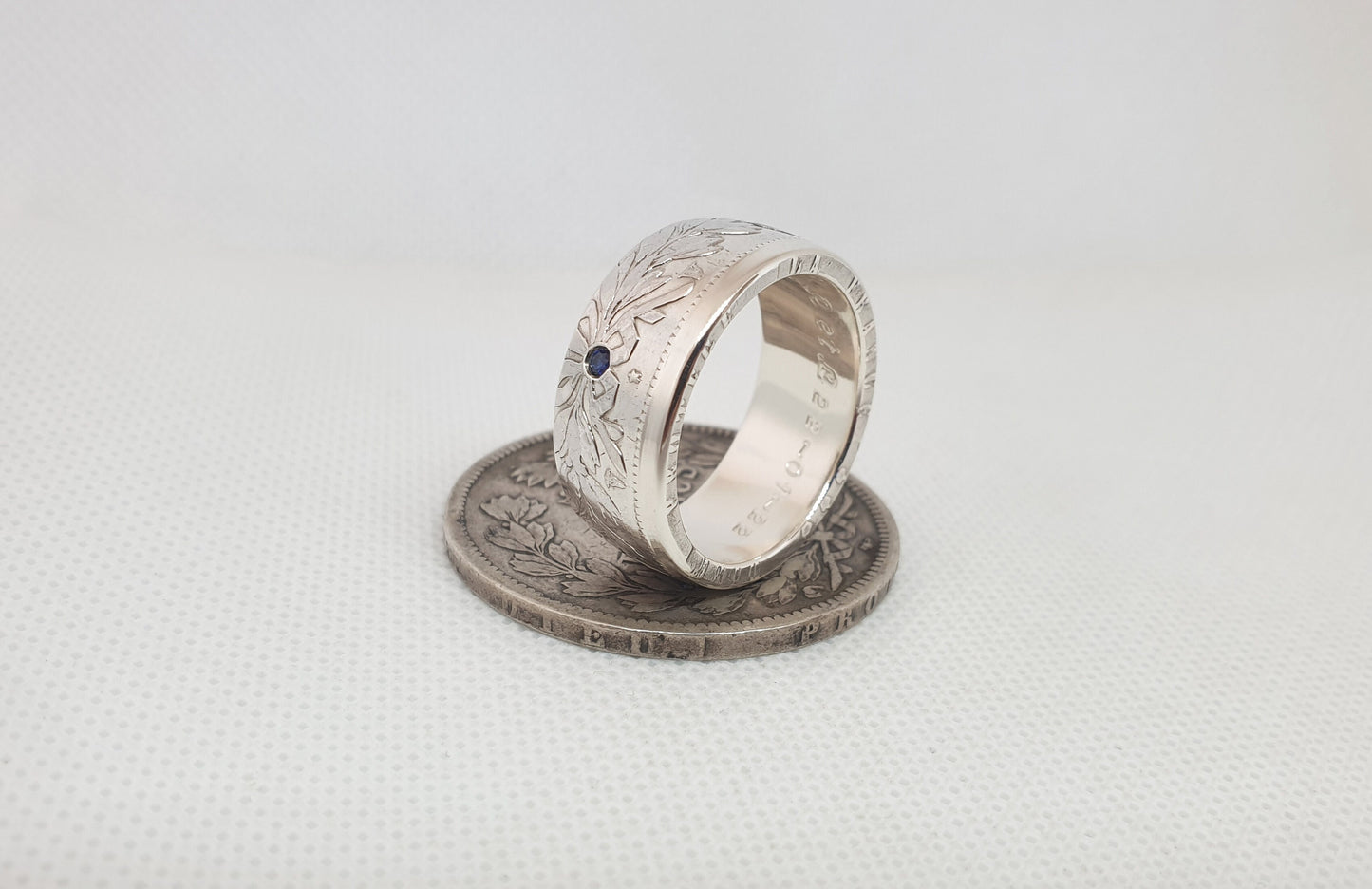 Bague pièce de monnaie 5 francs Louis Philippe en argent style alliance serti d'un saphir avec gravure (coin ring)