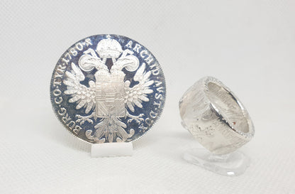 Bague pièce de monnaie 1 Thaler Marie Thérèse d'Autriche refrappée en argent serti d'un rubis (coin ring)