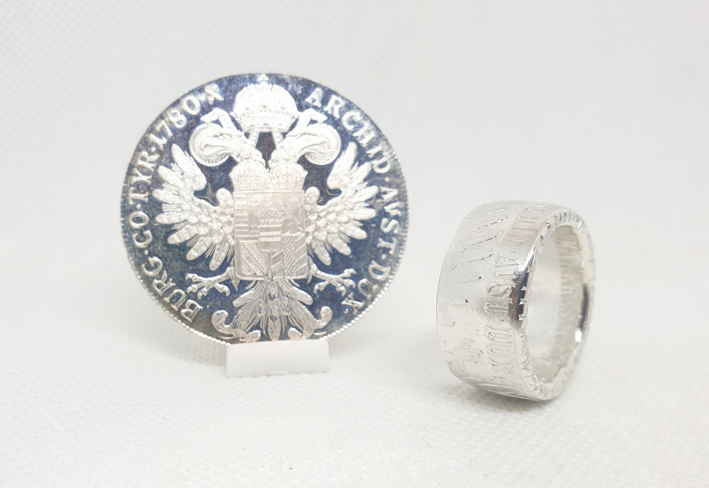 Bague pièce de monnaie 1 Thaler Marie Thérèse d'Autriche refrappée en argent serti d'un rubis (coin ring)