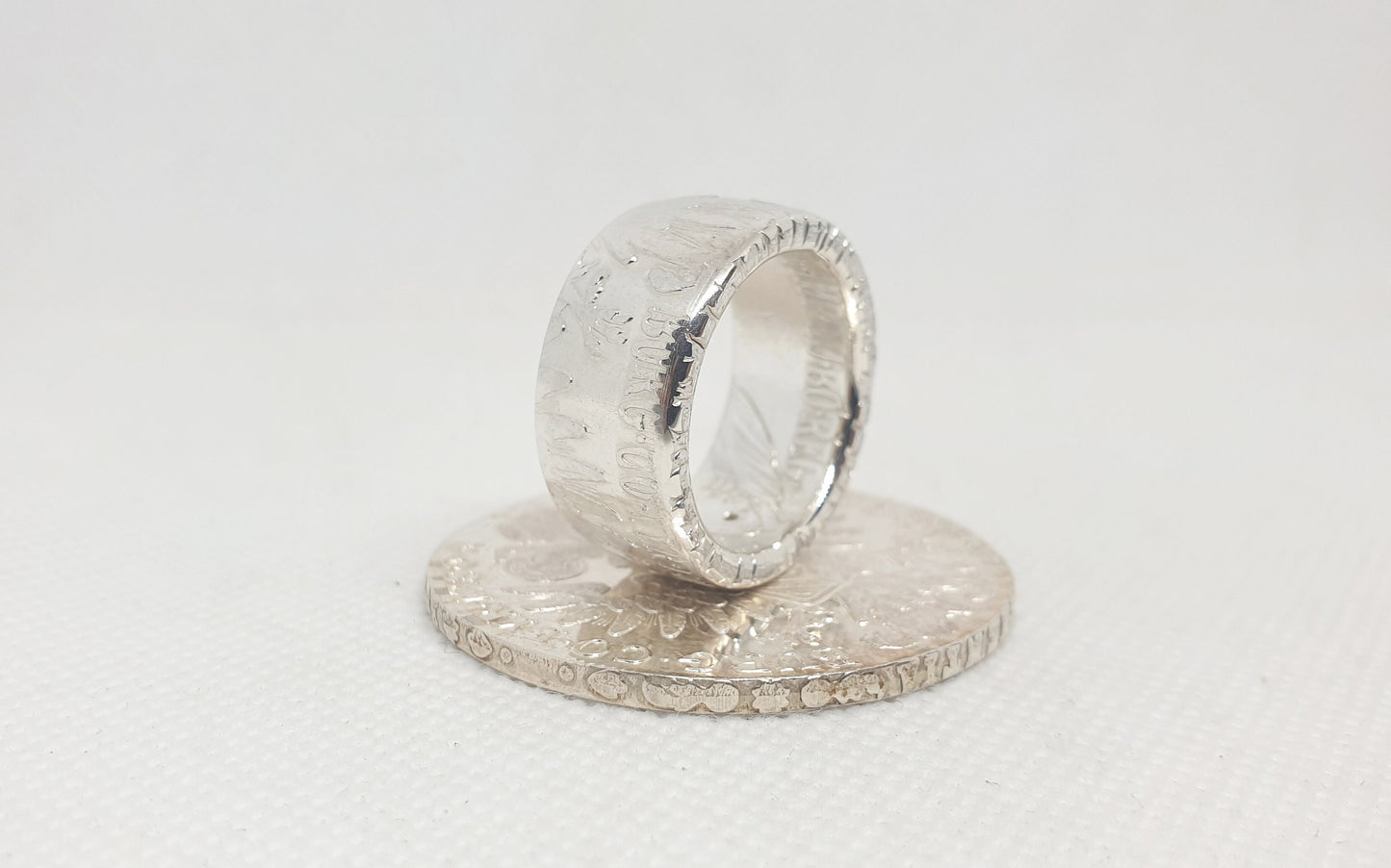 Bague pièce de monnaie 1 Thaler Marie Thérèse d'Autriche refrappée en argent serti d'un rubis (coin ring)