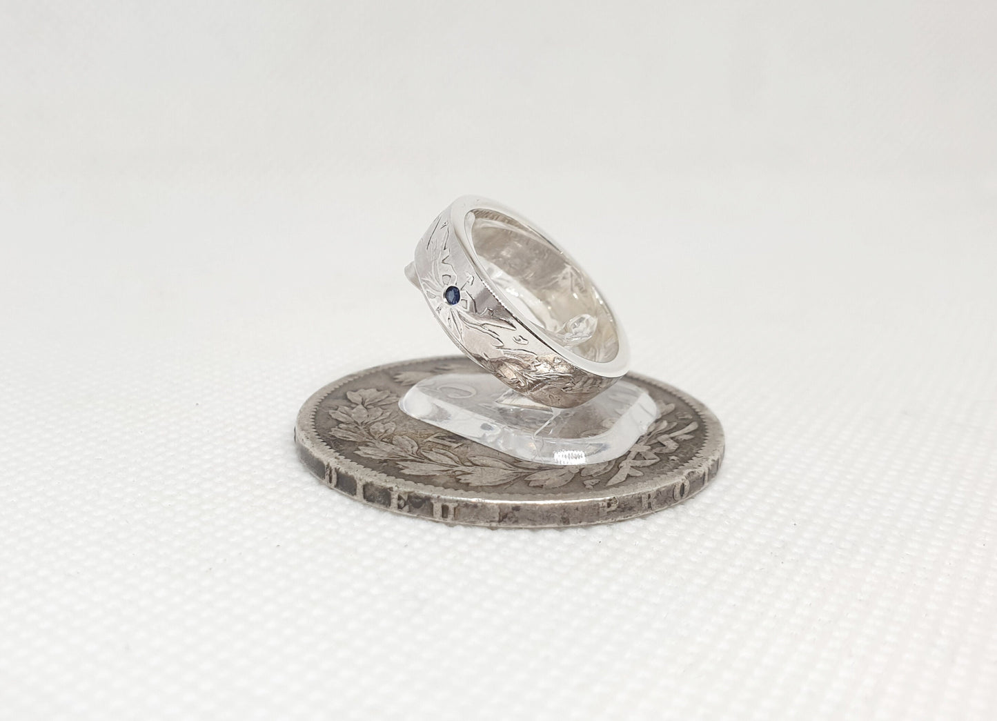 Bague pièce de monnaie 1 franc Louis Philippe en argent style alliance serti d'un saphir (coin ring)