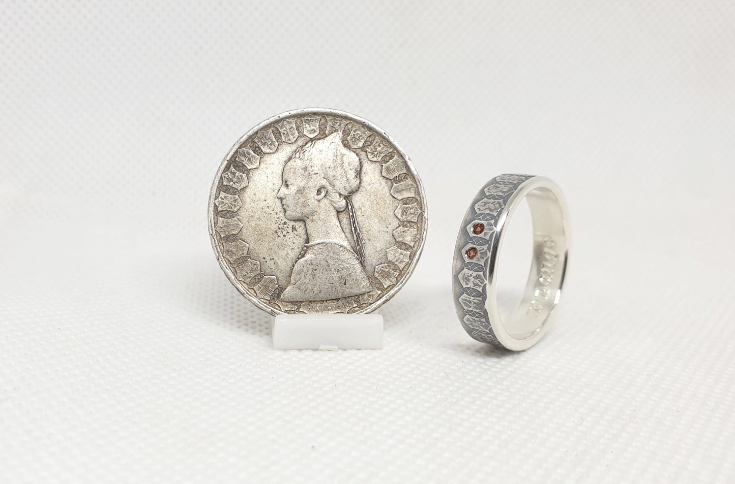 Bague pièce de monnaie 500 Lires d'Italie en argent style alliance serti de deux rubis avec gravure (coin ring)