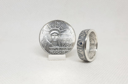 Bague pièce de monnaie 100 Francs "Statue de la liberté" en argent serti d'un saphir (coin ring)