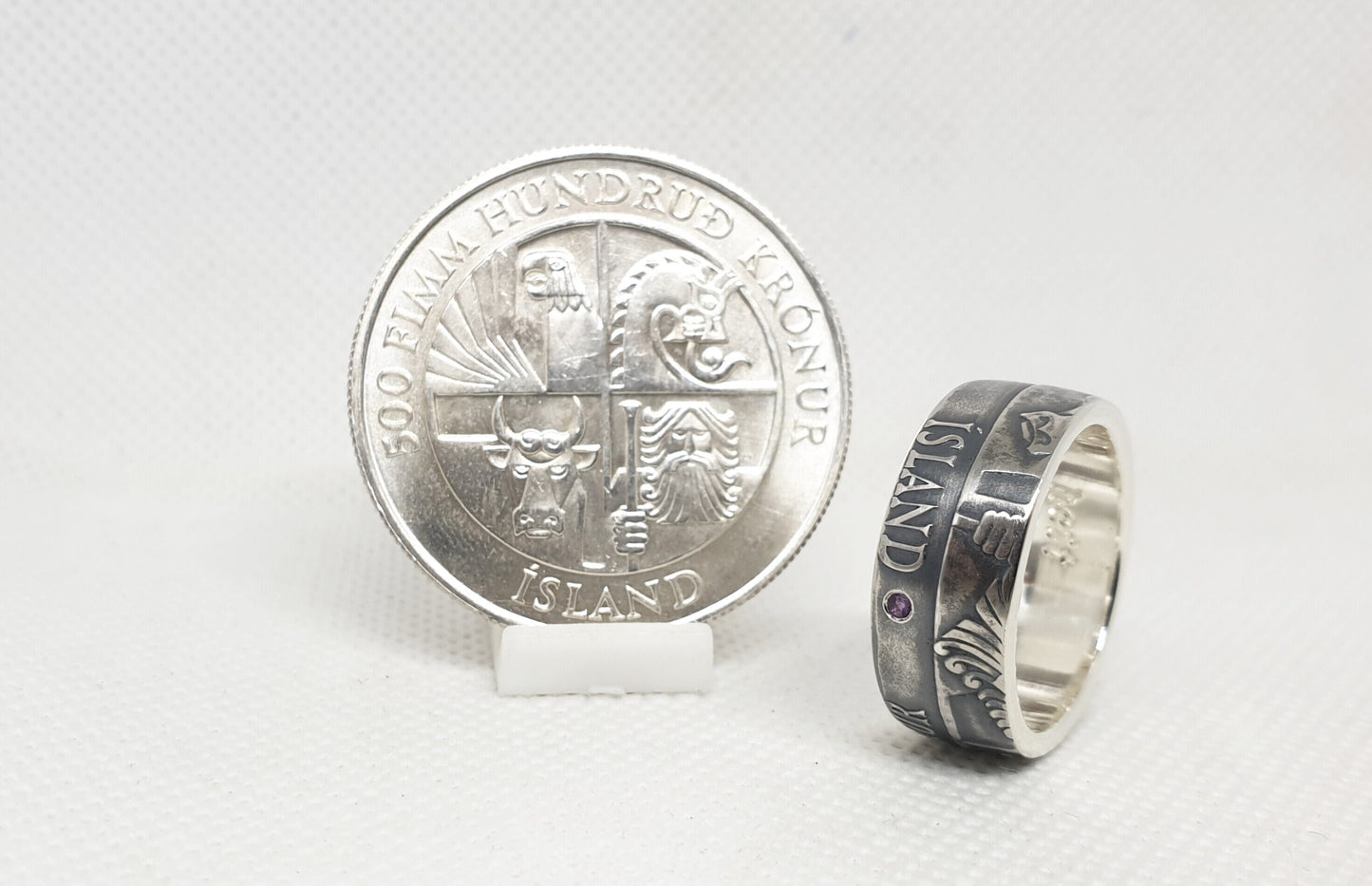 Bague pièce de monnaie 500 Kronur d'Islande en argent style alliance serti d'une améthyste avec gravure (coin ring)