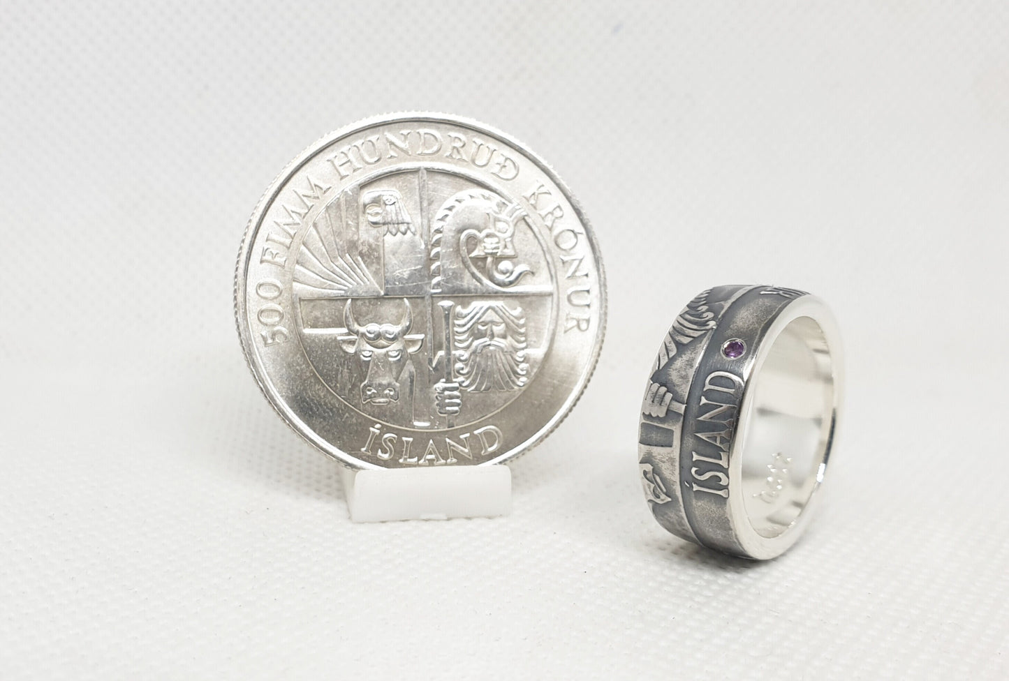 Bague pièce de monnaie 500 Kronur d'Islande en argent style alliance serti d'une améthyste avec gravure (coin ring)