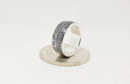 Bague pièce de monnaie 500 Kronur d'Islande en argent style alliance serti d'une améthyste avec gravure (coin ring)