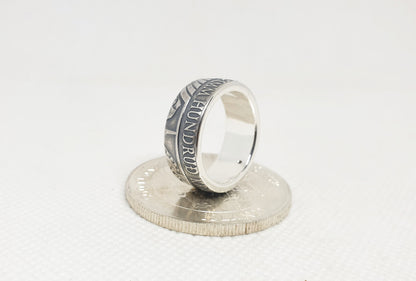 Bague pièce de monnaie 500 Kronur d'Islande en argent style alliance serti d'une améthyste avec gravure (coin ring)