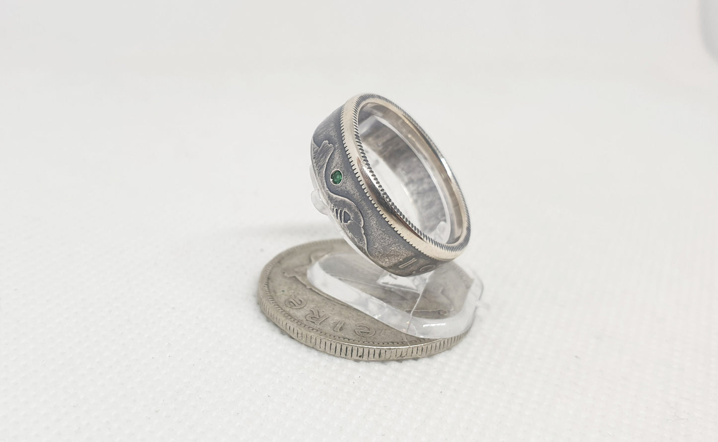 Bague pièce de monnaie 2 Shillings d'Irlande en argent serti d'une émeraude (coin ring)