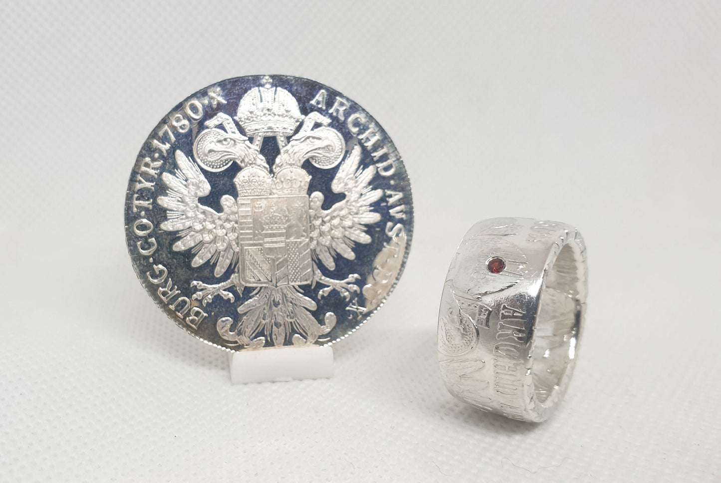 Bague pièce de monnaie 1 Thaler Marie Thérèse d'Autriche refrappée en argent serti d'un rubis (coin ring)