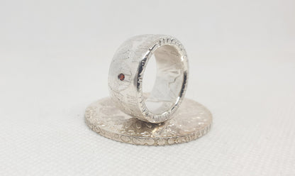 Bague pièce de monnaie 1 Thaler Marie Thérèse d'Autriche refrappée en argent serti d'un rubis (coin ring)