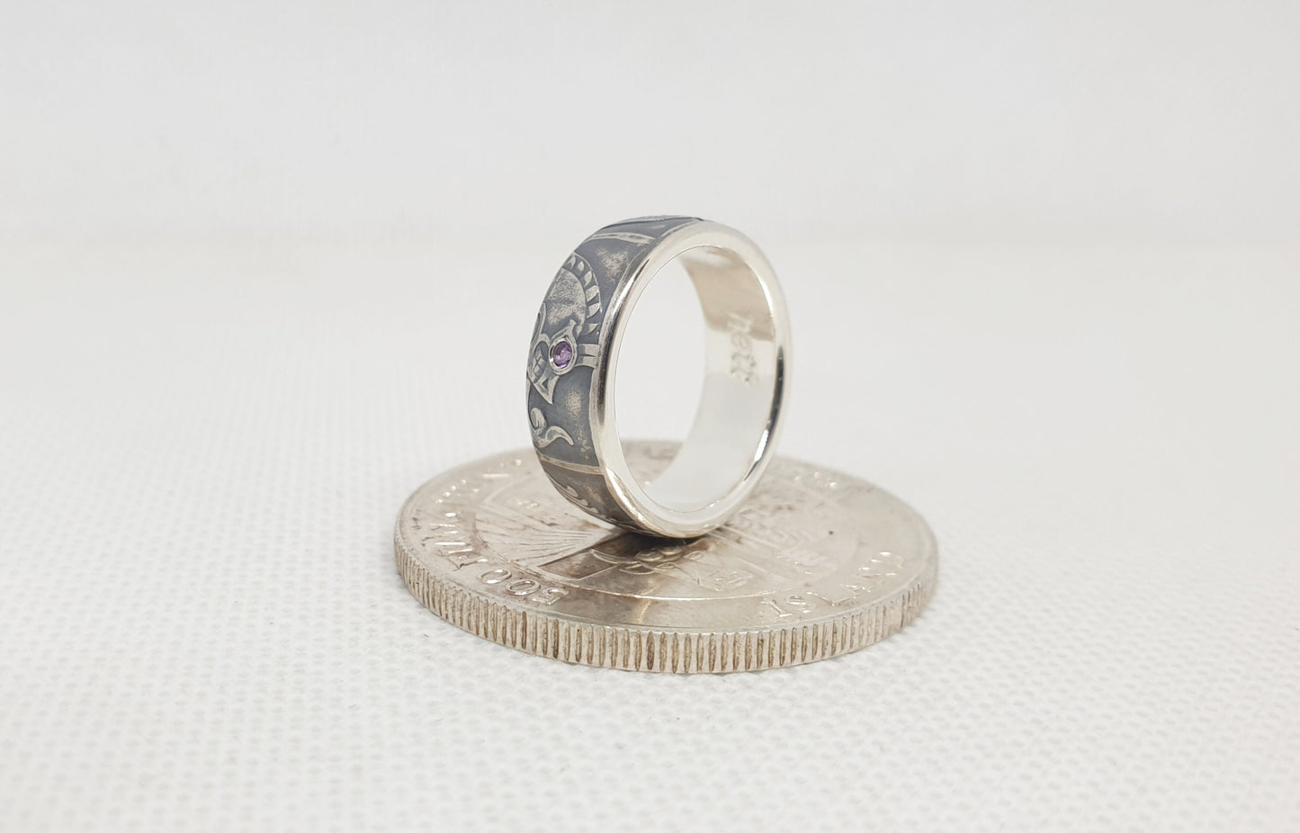 Bague pièce de monnaie 500 Kronur d'Islande en argent style alliance serti d'une améthyste avec gravure