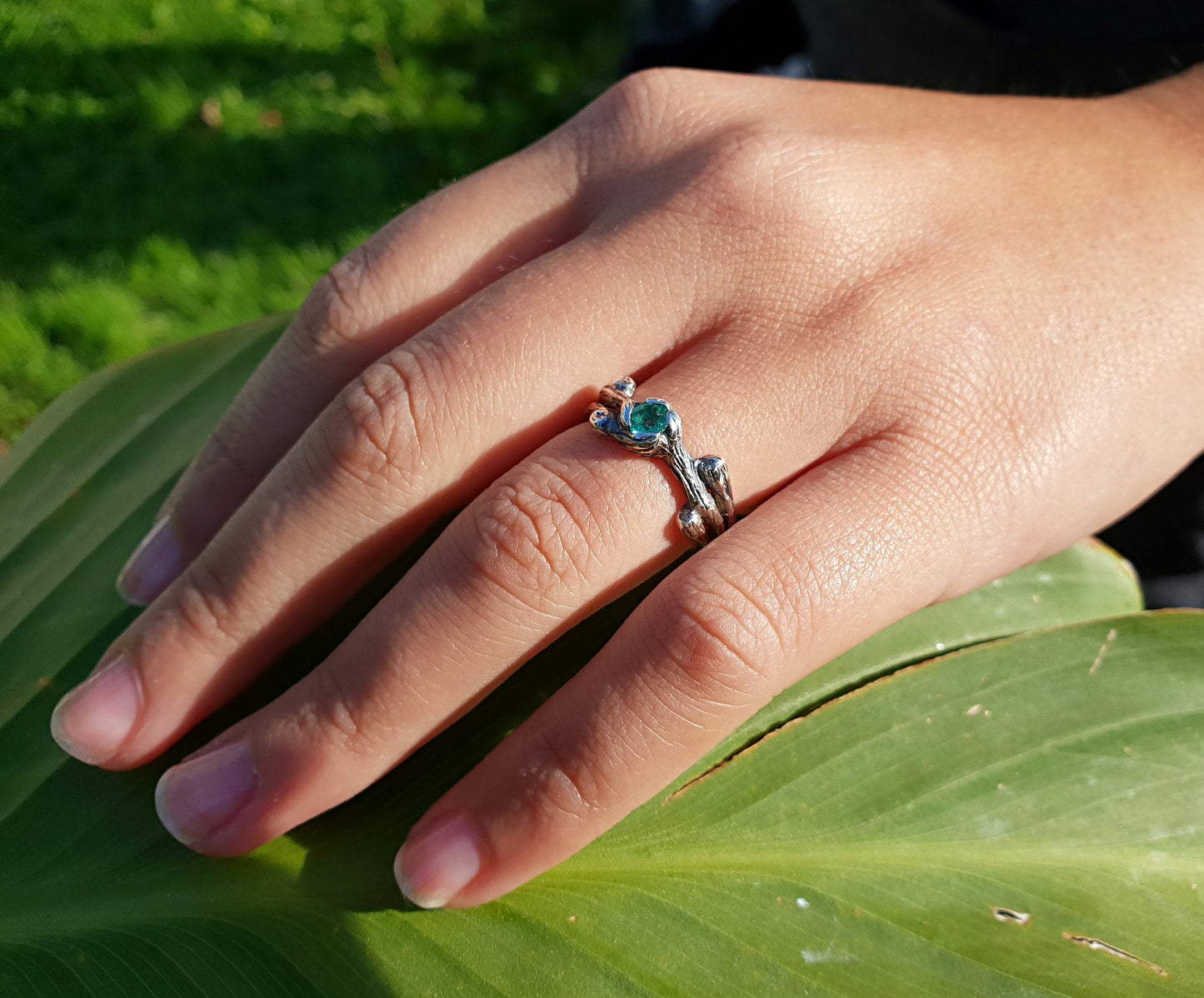 Bague brindille en argent et émeraude forgée entièrement à la main