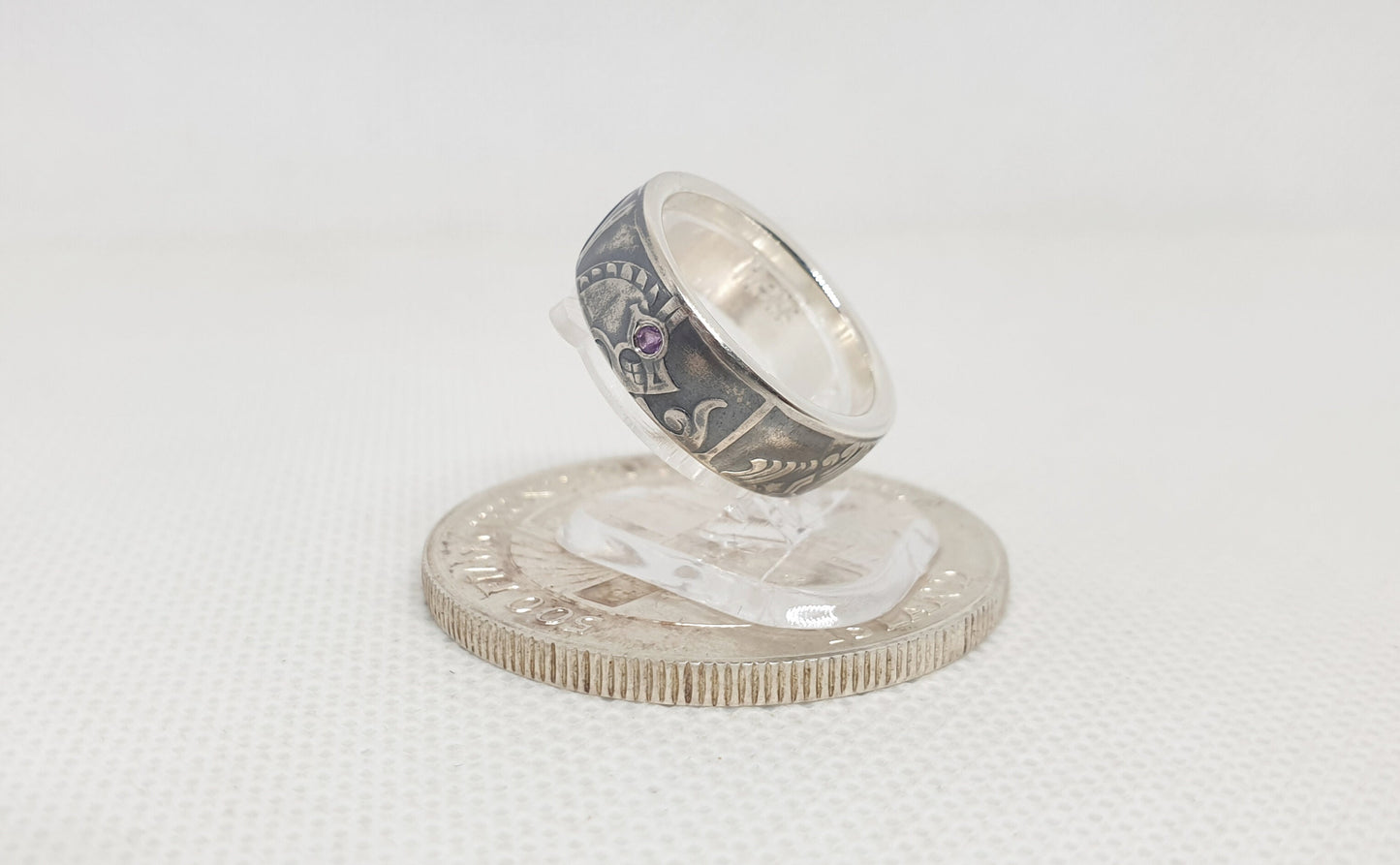 Bague pièce de monnaie 500 Kronur d'Islande en argent style alliance serti d'une améthyste avec gravure