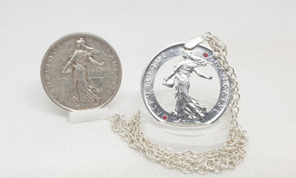 Pendentif pièce de monnaie 5 Francs "Semeuse" en argent découpée a la main serti de deux rubis.