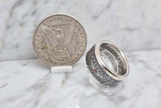 Bague pièce de monnaie 1 Dollar Morgan des Etats-Unis en argent serti d''un rubis (coin ring)