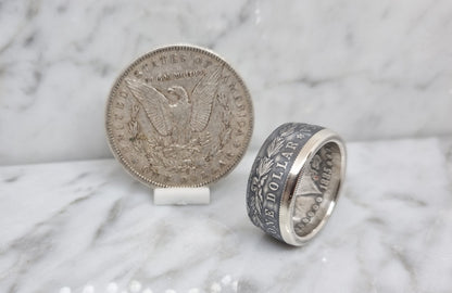 Bague pièce de monnaie 1 Dollar Morgan des Etats-Unis en argent serti d''un rubis (coin ring)