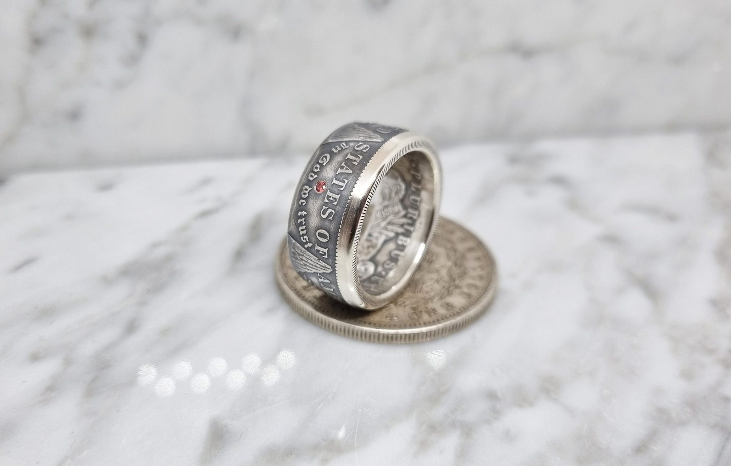 Bague pièce de monnaie 1 Dollar Morgan des Etats-Unis en argent serti d''un rubis (coin ring)