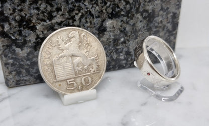 Bague pièce de monnaie 5 Francs de Belgique en argent serti d'un rubis (coin ring)