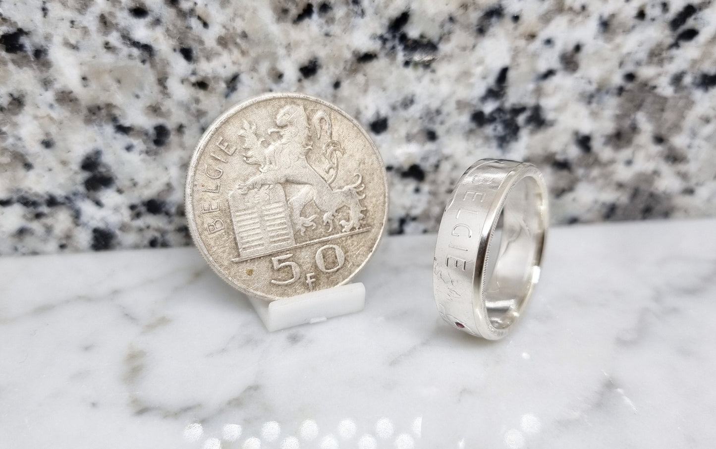 Bague pièce de monnaie 5 Francs de Belgique en argent serti d'un rubis (coin ring)