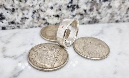 Bague pièce de monnaie 5 Francs de Belgique en argent serti d'un rubis (coin ring)