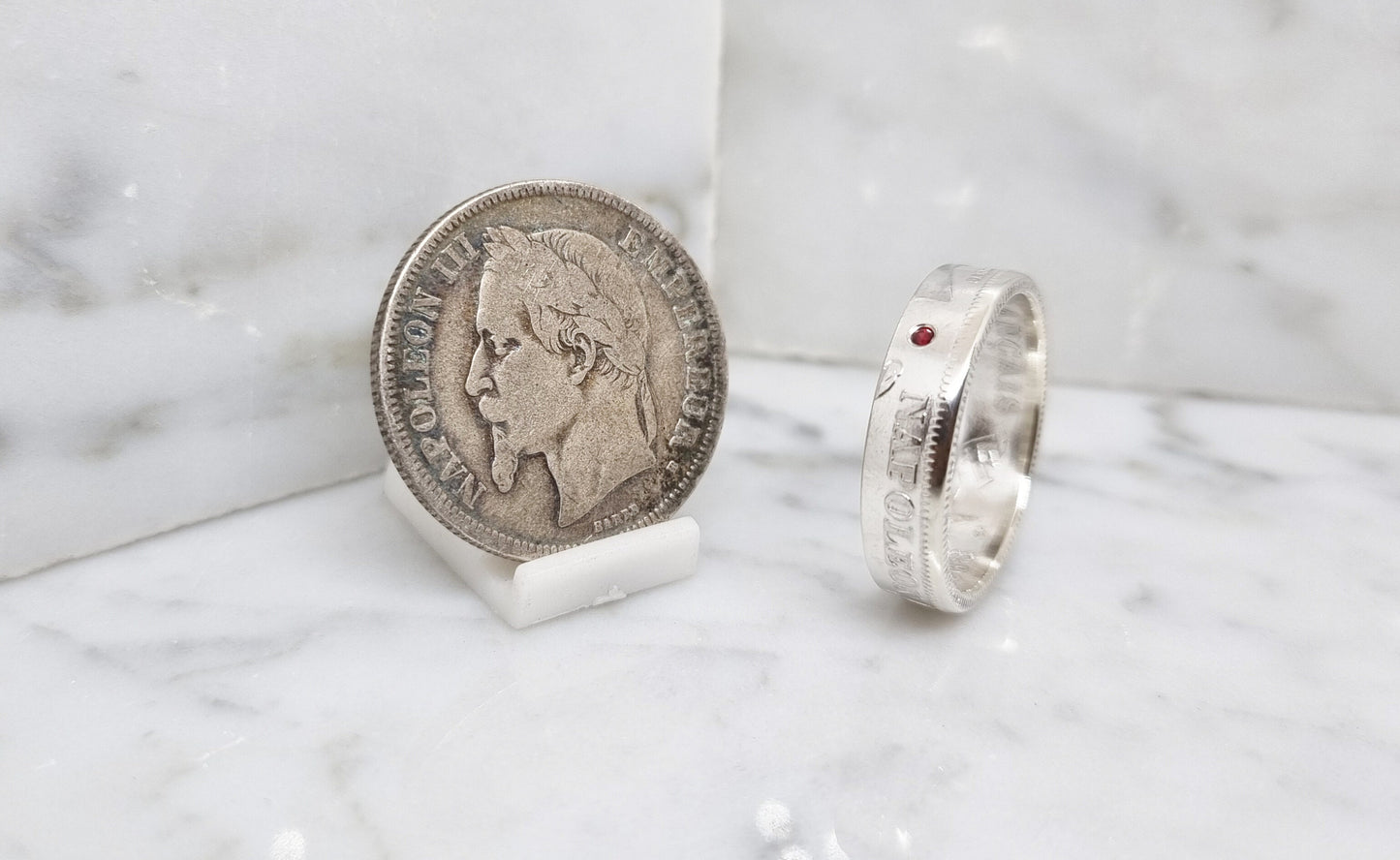 Bague pièce de monnaie 2 Francs Napoléon III visible en argent serti d'un rubis (coin ring)