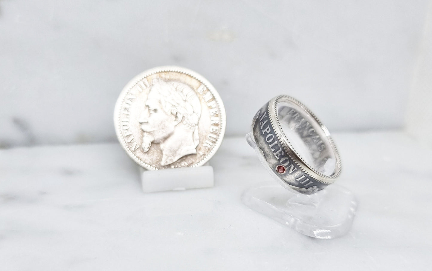 Bague pièce de monnaie 1 Franc Napoléon III visible en argent serti d'un rubis (coin ring)