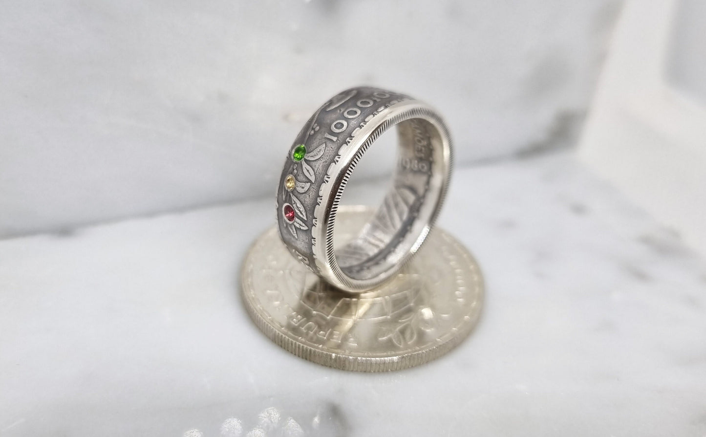 Bague pièce de monnaie 1000 Escudos " Louis de Camoes" du Portugal en argent serti d'une tsavorite, d'une citrine et d'un rubis (coin ring)