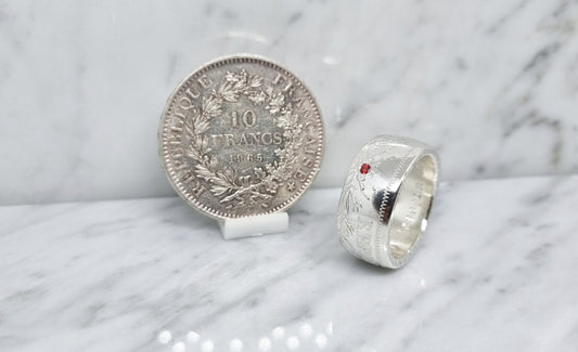 Bague pièce de monnaie 10 Francs Hercule en argent style alliance serti d'un rubis avec gravure (coin ring)