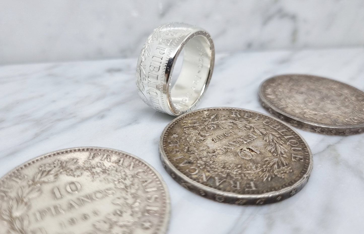 Bague pièce de monnaie 10 Francs Hercule en argent style alliance serti d'un rubis avec gravure (coin ring)