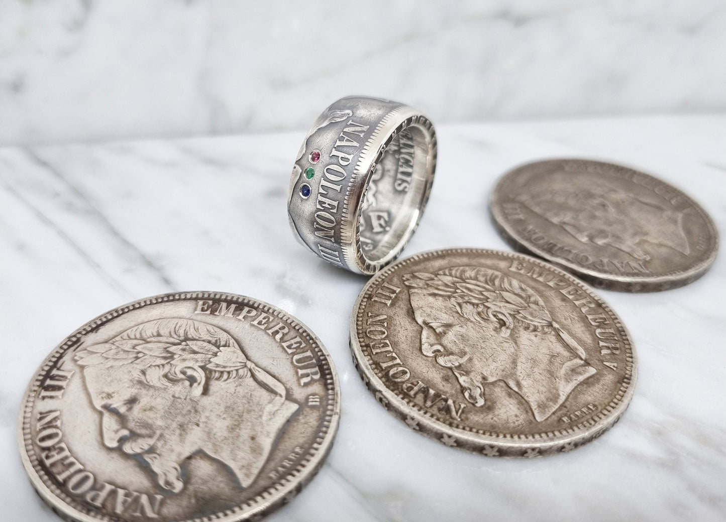 Bague pièce de monnaie 5 Francs Napoléon III visible en argent serti d'un rubis, d'une émeraude et d'un saphir (coin ring)