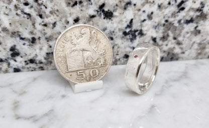 Bague pièce de monnaie 5 Francs de Belgique en argent serti d'un rubis (coin ring)