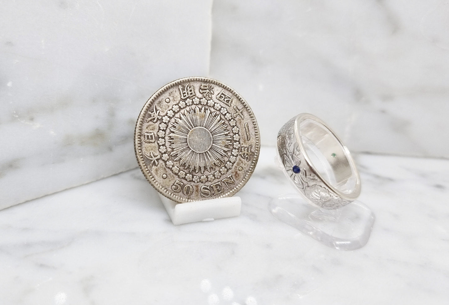 Bague pièce de monnaie 50 sen du japon en argent style alliance serti d'un saphir et d'une émeraude (coin ring)