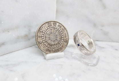 Bague pièce de monnaie 50 sen du japon en argent style alliance serti d'un saphir et d'une émeraude (coin ring)