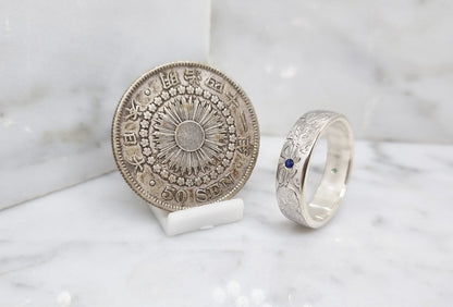 Bague pièce de monnaie 50 sen du japon en argent style alliance serti d'un saphir et d'une émeraude (coin ring)