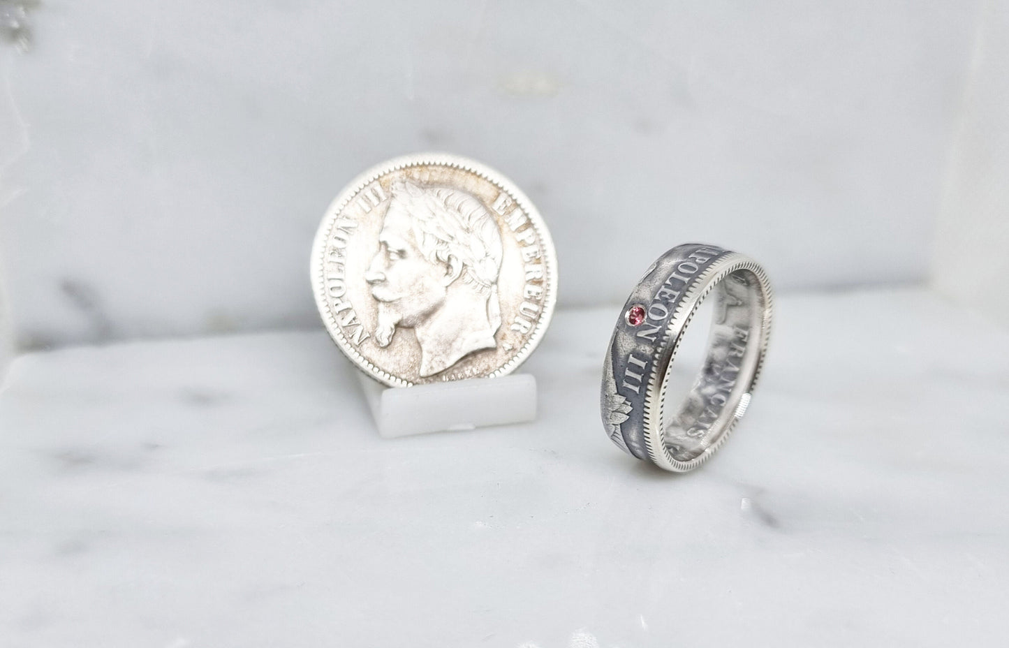 Bague pièce de monnaie 1 Franc Napoléon III visible en argent serti d'un rubis (coin ring)